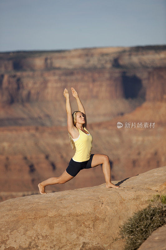 瑜伽武士1 (Virabhadrasana)户外姿势